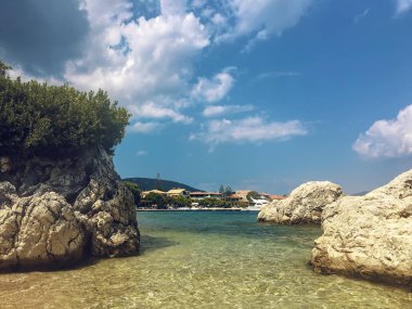 Lefkada Adası, Yunanistan büyük bir taş ile kumsalda detayını kayalar. İyon Denizi, pitoresk sabah deniz manzarası