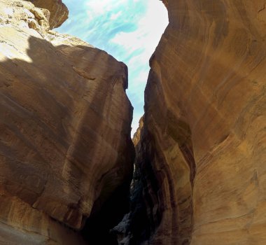 Petra antik şehir giriş Kanyon geçiş. Siq olarak Petra, kayıp şehir Ürdün rock. UNESCO Dünya Miras Listesi ve bir dünyanın yeni 7 harikası