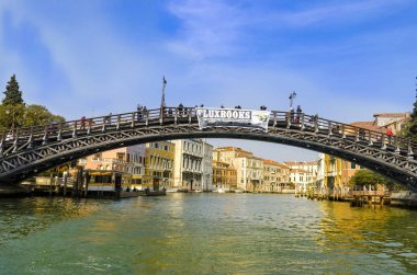Venice, İtalya - Mart, 2016 yaklaşık: Venedik Ponte dell'Accademia üzerinden Motorbot büyük kanal üzerinde