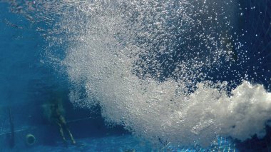 Termal spa havuz taze mavi açık su kabarcıkları