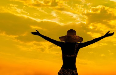 Özgürlük fikirler kavramı, kadınla el kumsalda gün batımında kaldırdı