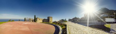 Manastır kompleksinin panoramik görüntüsü - Yunanistan 'ın Kutsal Athos Dağı' ndaki Kutsal Manastır, güneşe karşı