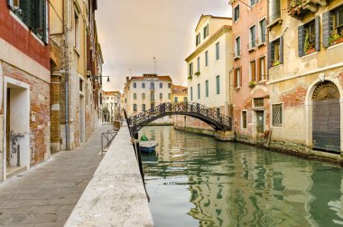 Venedik, çok sayıda kanal birini terk günbatımında