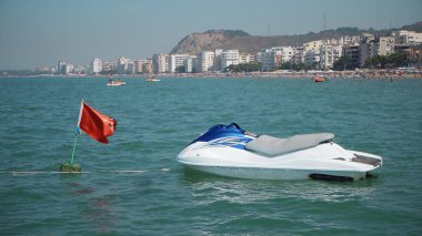 Kıyı üzerinde park etmiş bir Jet-ski waverunner
