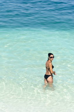 Kadının okyanusta tatil sırasında 