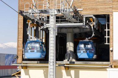 Görünüm teleferik kabinleri Bansko, Bulgaristan