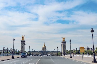 Paris, Fransa - 09 Mayıs 2017: Rating Tarih kubbeler les Invalides arka plan görünümünü ile Pont Alexandre III