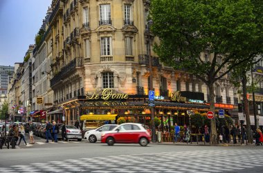 Paris, Fransa - yaklaşık Mayıs 2017: Paris'te Montparnasse bulvarı üzerinde ünlü restoran Le Dome. 1898 yılında açılan bu ünlü heykeltıraşlar, yazarlar ve ressamlar tarafından uğrak oldu