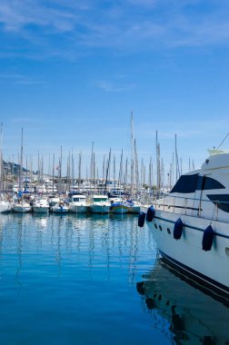 Beyaz modern Yatlar Fransa'nın Nice kentinde denizde Liman 