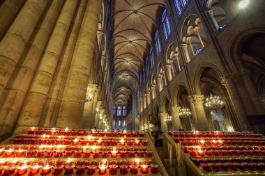 Yanan mumlar kilisede Notre Dame de Paris, Fransa