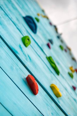 Spor salonunda, dikey duvar tırmanma tutar