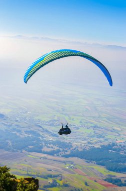 mavi gökyüzü arka plan üzerinde uçan yamaçparaşütü