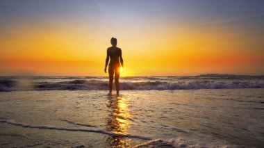 kadının tatil günbatımı zemin üzerine sahil şeridi üzerinde 