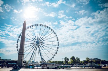 Şehir trafiği ve Place de la Concorde sabah, Paris, Fransa, dönme dolap ile Obelisque