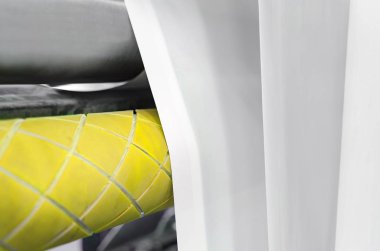 Uzun bir rulo kapalı kağıt üzerinde onun silindirler yüksek hızda çalışan büyük ofset matbaa