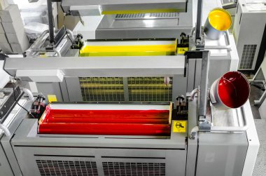 Ofset baskı makinesi yazdırma birimi Macenta ve sarı renk Demlikli