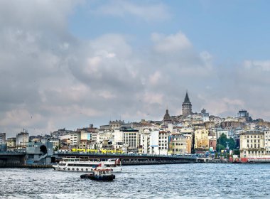Eski bir kulesi olan Galata Köprüsü, Golden Horn, Beyoğlu İlçesi, İstanbul, Türkiye, Avrupa