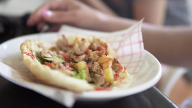 Tavuk döner lokanta sandviç dedim plaka, sinematik el atış