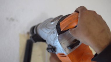 Matkap, matkap, beton, elektrikli matkap, kapalı eller odada elektrikli matkap, iç ve ev yenileme DIY konsepti kapalı klima birim montaj sırasında