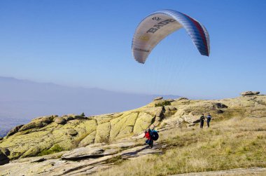 Pirlepe, Makedonya - Şubat, 2017 yaklaşık: gündüz dağların üzerinden kalktıktan yamaçparaşütü tandem