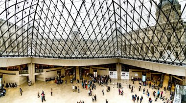 Paris, Fransa - Mayıs, 2017 yaklaşık: Louvre Müzesi içinde cam piramit ücretsiz bölümü salonunda altında yürüyüş ziyaretçi