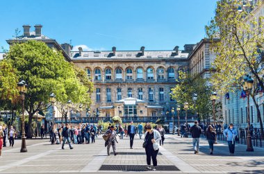 Paris, Fransa - 08 Mayıs 2017: Cite Place Louis Lepine manzaralı otel Dieu hastane arka plan, te insanlar