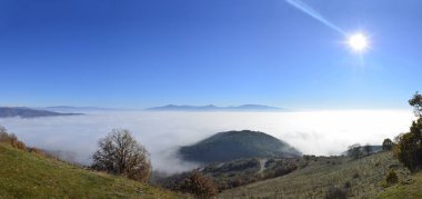 Sisli dağlar panorama adlı mavi gökyüzü ile güneşli gün