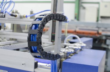 Endüstriyel makine esnek güç trak tel tepsi taşıma mekanizması ayrıntı, seçici odak boşaltmak arka plan