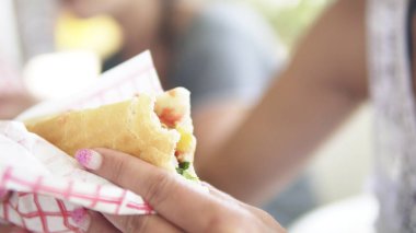 Dedim tavuk döner lokanta sandviç yeme 