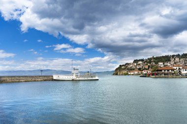 Ohri Gölü, eski şehir ve liman gemi ile kıyı sahne