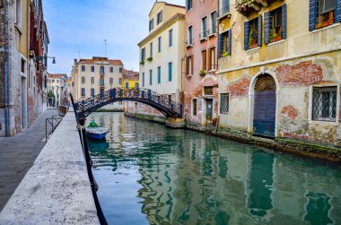 Tipik Venedik kanalı gondollu, İtalya