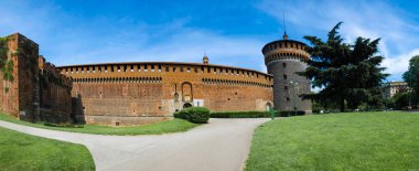 Milano, İtalya'nın simgesel yapı Sforza Kalesi (Castello Sforzesco) panoramik manzaralı. 15. yüzyılda Francesco Sforza, Dükü tarafından yaptırılmıştır