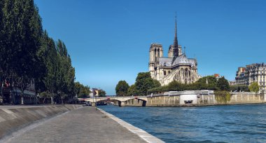 Seine Nehri geçit ile Notre-Dame, Paris, Ile-de-France, Fransa genelinde görüntülemek