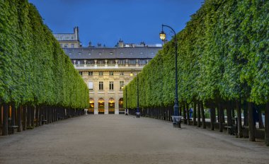 Ev ve Bahçe Palais-Royal Palace akşam aydınlatılmış