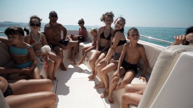 Durres, Arnavutluk - Ağustos, 2017 yaklaşık: turist beach Durres, Arnavutluk'ta turist tekne turu bir yolculuk almak