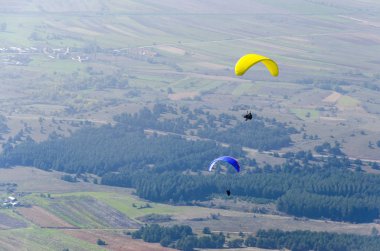 Pirlepe, Makedonya - Şubat, 2017 yaklaşık: yamaç paraşütü valley gündüz adlı üzerinden yüksek