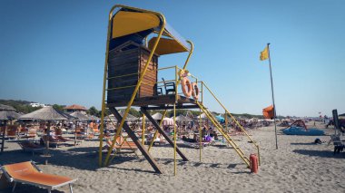 Durres, Arnavutluk - Ağustos, 2017 yaklaşık: hayat koruma kule üzerinde lüks beach resort, Arnavutluk'ta Durres 
