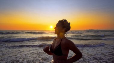 kadının tatil günbatımı zemin üzerine sahil şeridi üzerinde 
