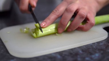 Pırasa doğrama eller yakın çekim