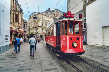 Istanbul, Türkiye - 26 Mayıs 2018: sokak istiklal caddesi Istanbul'daki eski tramvay ile insanlar
