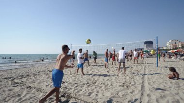 Durres, Arnavutluk - Ağustos, 2017 yaklaşık: aktif insanlar oynamak plaj voleybolu yaz tatili