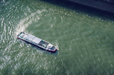 Seine Nehri üzerinde turist teknenin hava. Paris