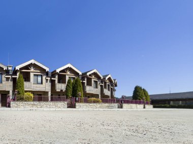 Tipik eski tarz İngiliz evi mahallesi, kurum çekimi.