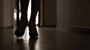 Yüksek tepeler Ayakkabı karanlık koridor boyunca yürüyen kadın silüeti