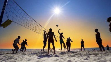 Durres, Arnavutluk - Ağustos, 2017 yaklaşık: plaj voleybolu günbatımı arka planda etkin oynayanlar silüeti