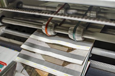 Ofset baskı makine konveyör bant portre üzerinde Dergi yığınının