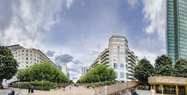 Paris, Fransa - Mayıs, 2017 yaklaşık: savunma gökdelenler, modern iş ve Finans Merkezi Paris'te highrise binaları ile. Yeşil ağaçlar, mavi yaz günü bulutlu gökyüzü. Modern yansımalar