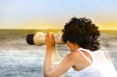 Gün batımında gözlem platformu turist üzerinde bir teleskop ile kız