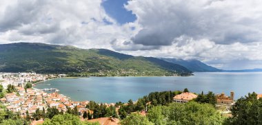 Ohri Gölü, Makedonya ile Panoraması havadan görünümü göster eski şehir, liman ve kilise Clement ve Panteleimon, Plaoshnik