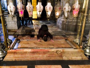 Jerusalem, İsrail - 09 Mart 2017: Adam Edicula içinde dua